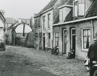 863325 Gezicht op de voorgevels van de woningen Lange Hamstraat 20 (rechts)-lager in Wijk C te Utrecht. De krotwoningen ...